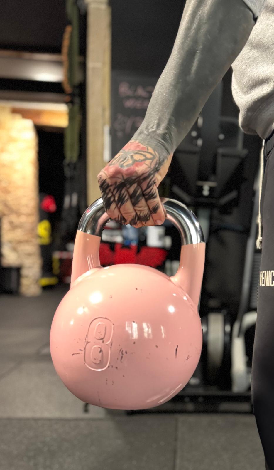 Kettlebell rosa durante una sessione di personal training one-to-one in studio