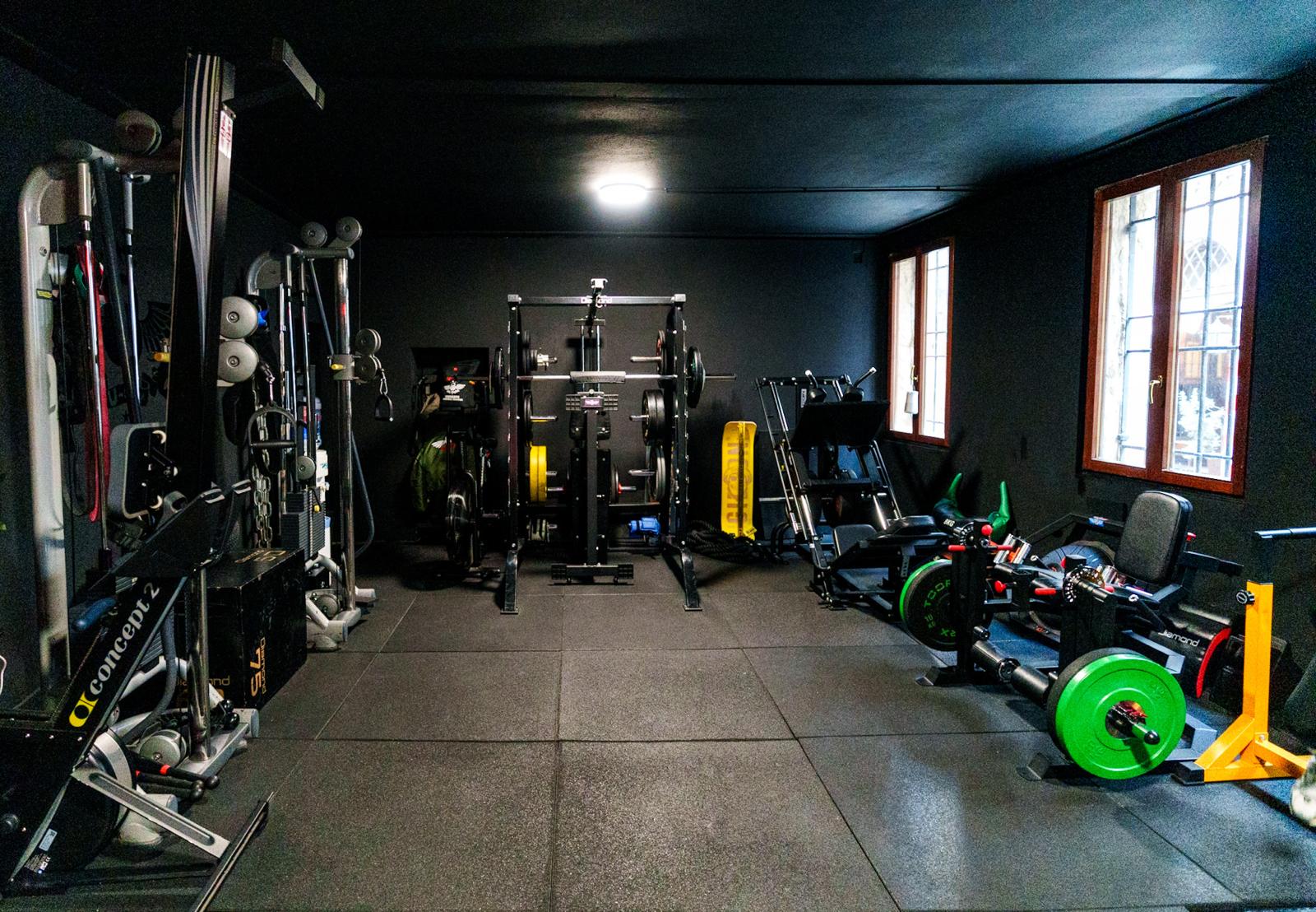 Sala attrezzi U-Change a Venezia con rack, pesi e macchinari per personal training