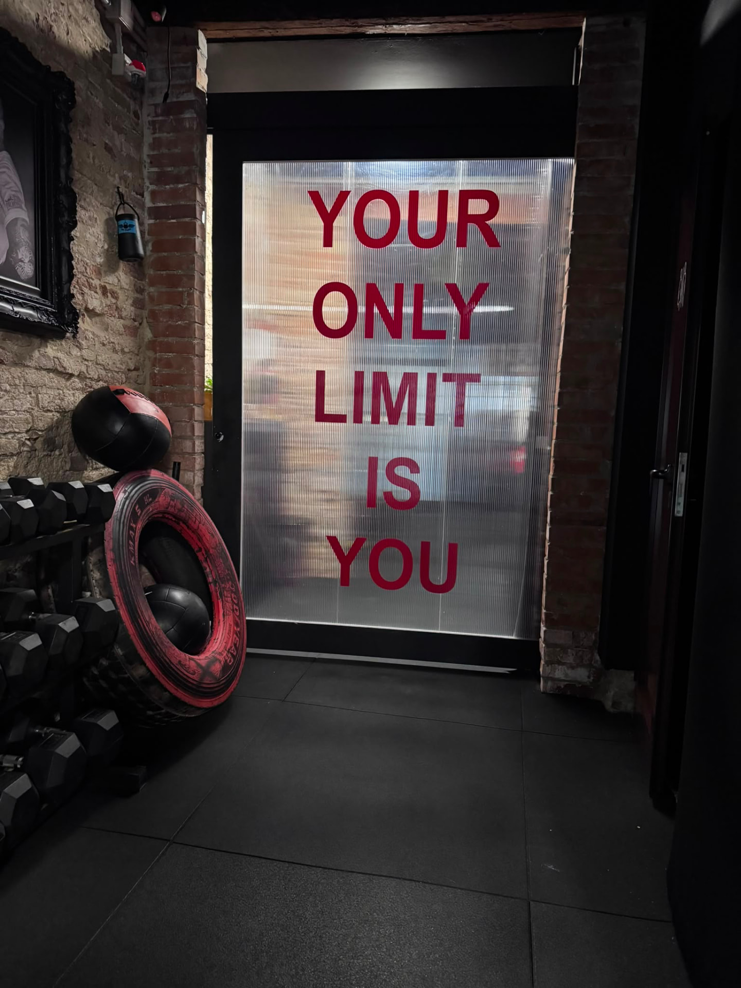 Porta dello studio U-Change con la scritta Your only limit is you