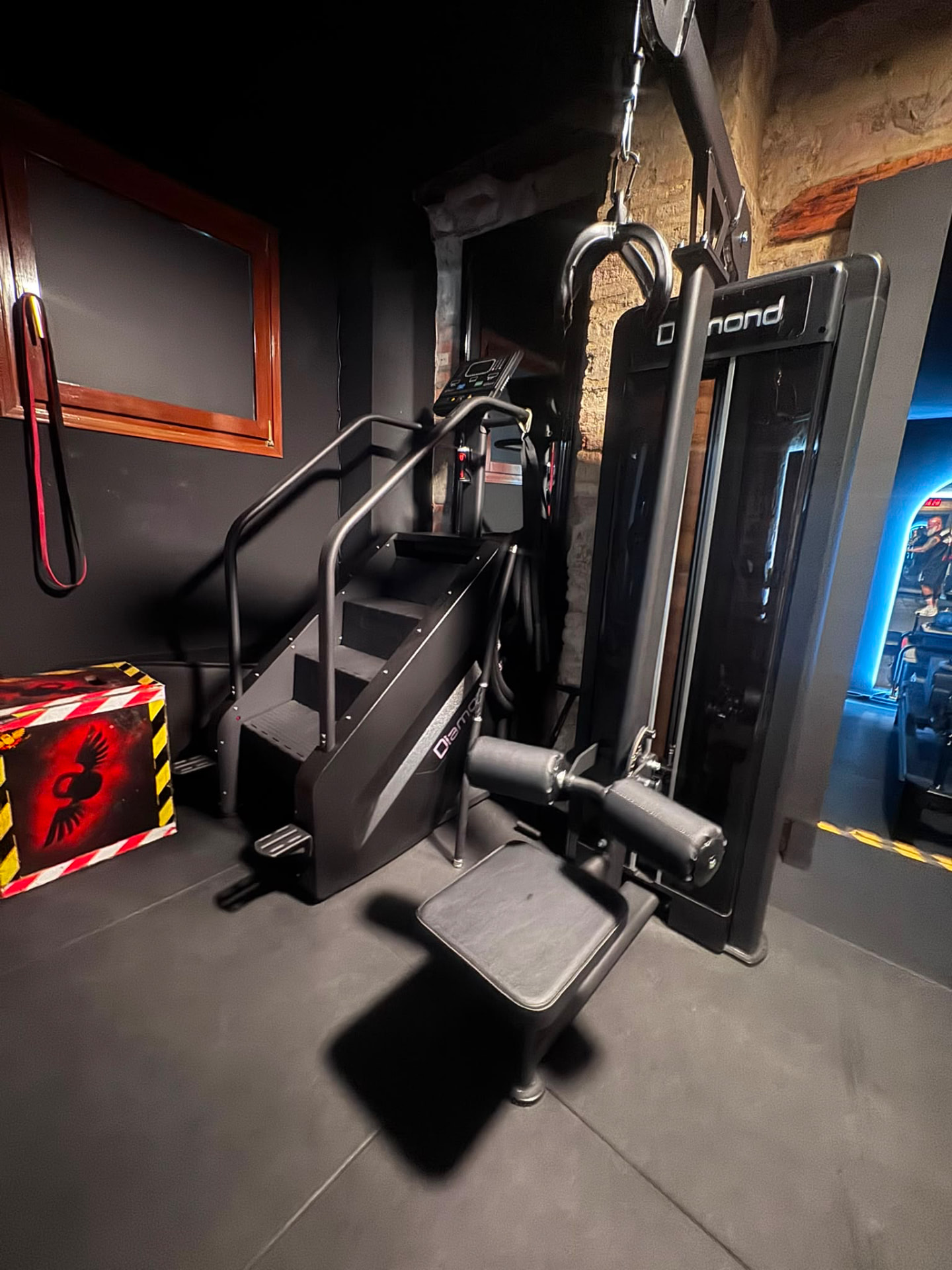 Stair climber e lat machine nell'area attrezzi dello studio