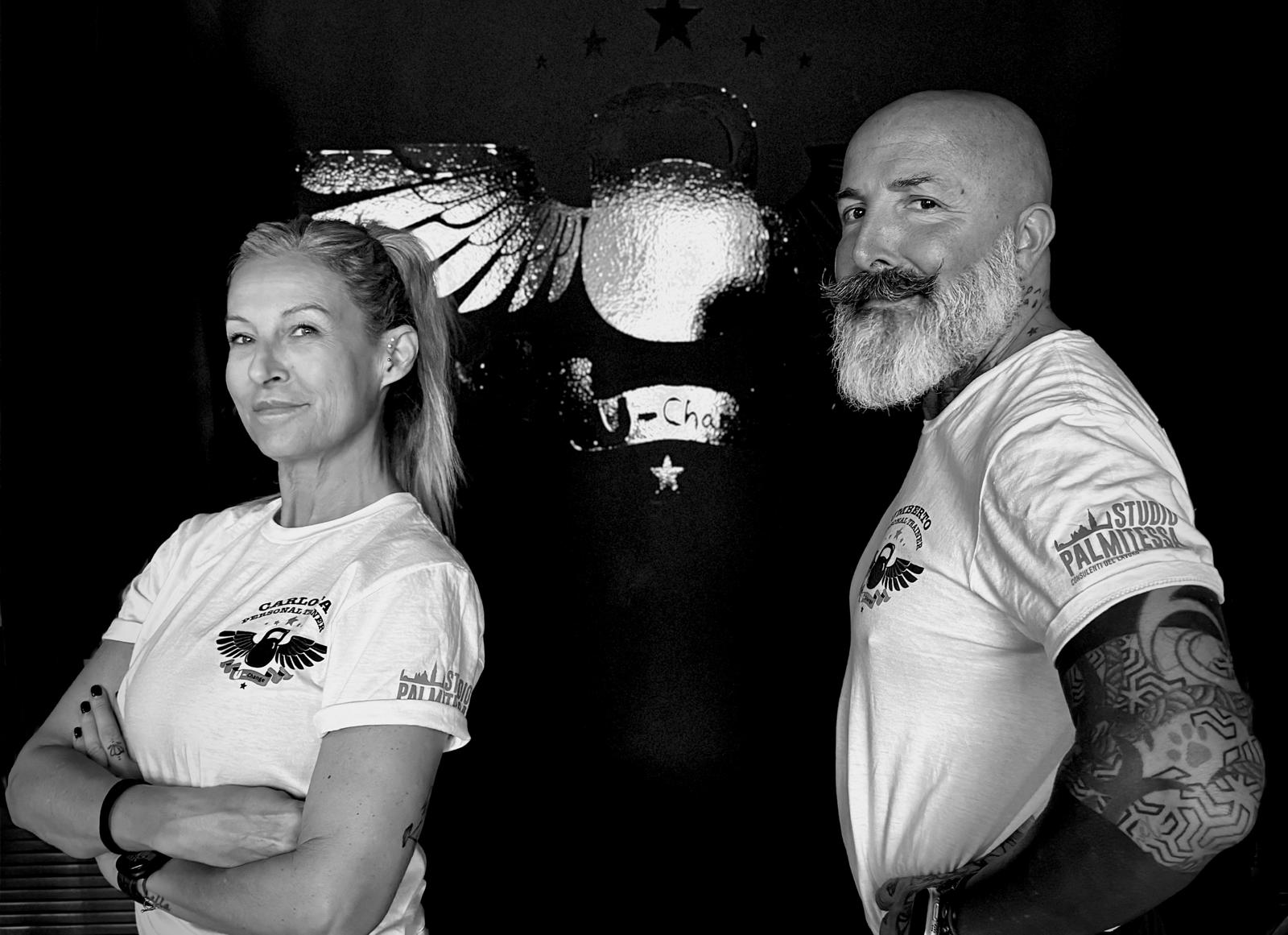 I personal trainer di U-Change nello studio di Venezia, davanti al logo alato sul muro