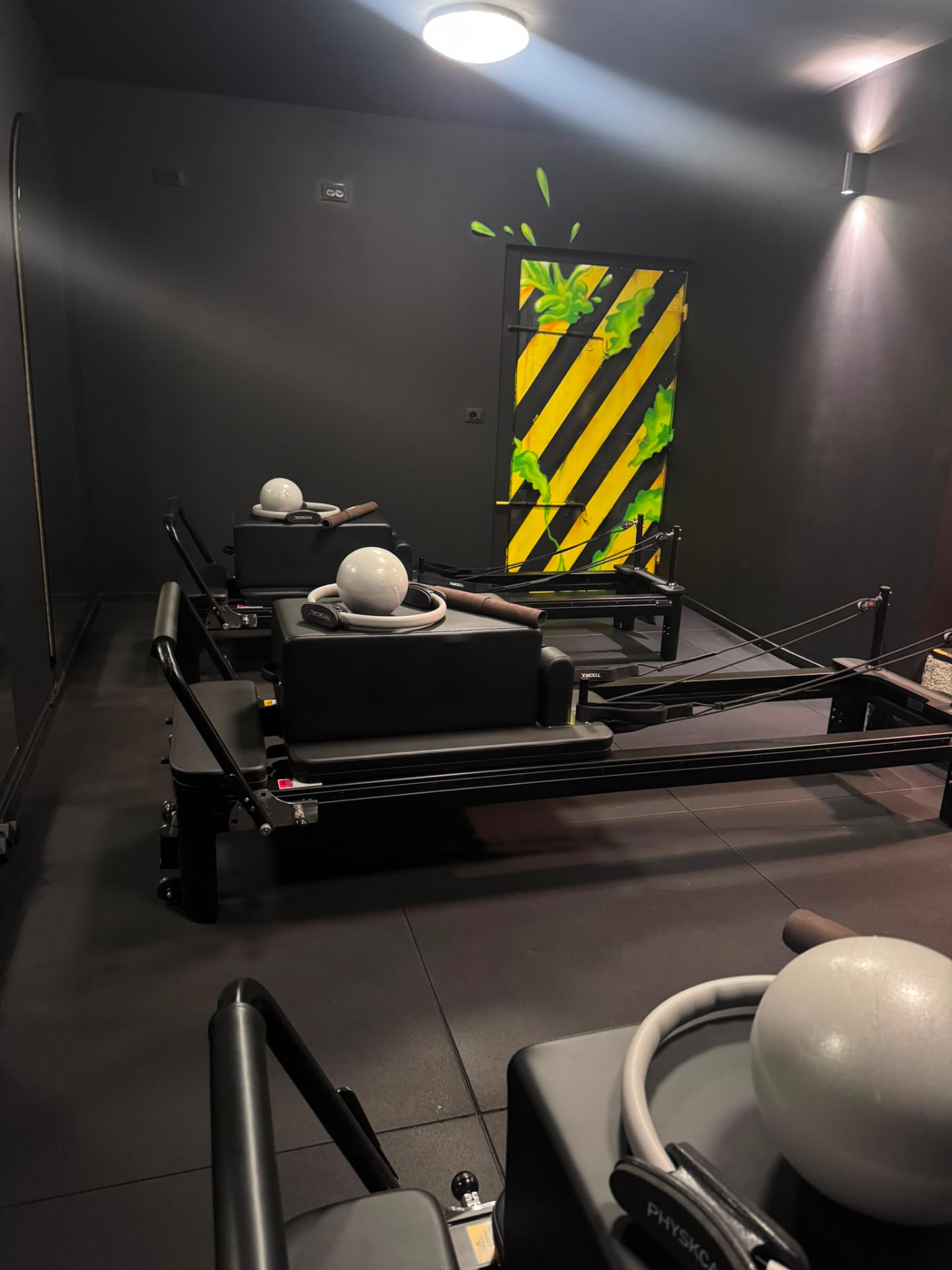 Postazioni Pilates Reformer con palline e cerchi nello studio U-Change